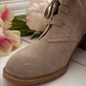 🐿NWT/never worn Nordstrom Rack taupe suede Booties